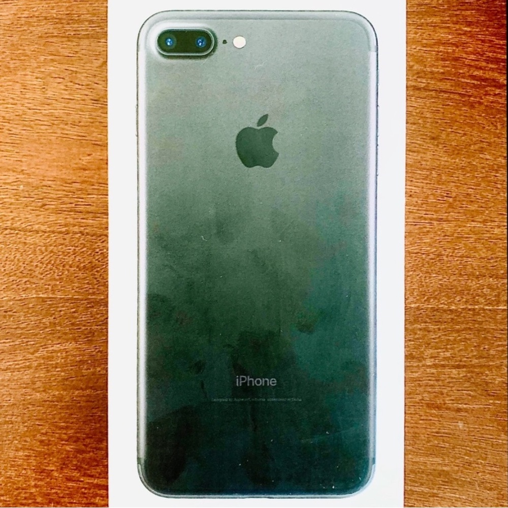 black iPhone 7Plus box + headphones